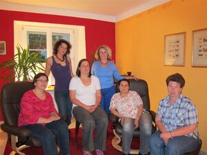 Die Frauen der ASF besichtigten die freundlich gestalteten Räume der Psychologin Renate Reyersbach (2. von links)