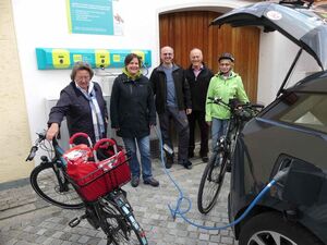 Gertraud Böschl (links), Robert Mehrl (Mitte) erfreut über die schnelle Umsetzung des SPD-Antrags