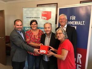 von links: Stephan Schweiger, Kirsten Reiter, Harald Unfried, Johanna W-Muggendorfer, hinten Gastredner: Bernhard Roos