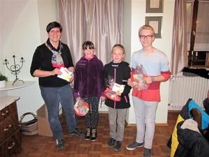 Kirsten Reiter (links) dankt den Teilnehmern und überreicht die Geschenke!