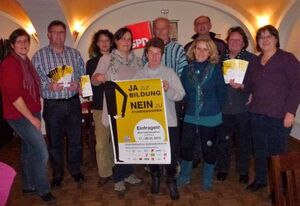 die Langquaider SPD-Frauen und –Männer präsentieren die Materialien für das Volksbegehren